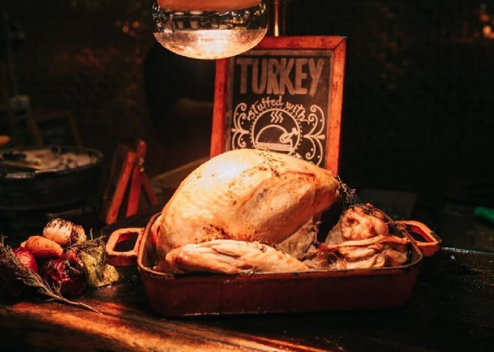 Thanksgiving comes to restaurants